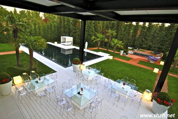 西班牙風(fēng)情別墅戶外餐廳裝修